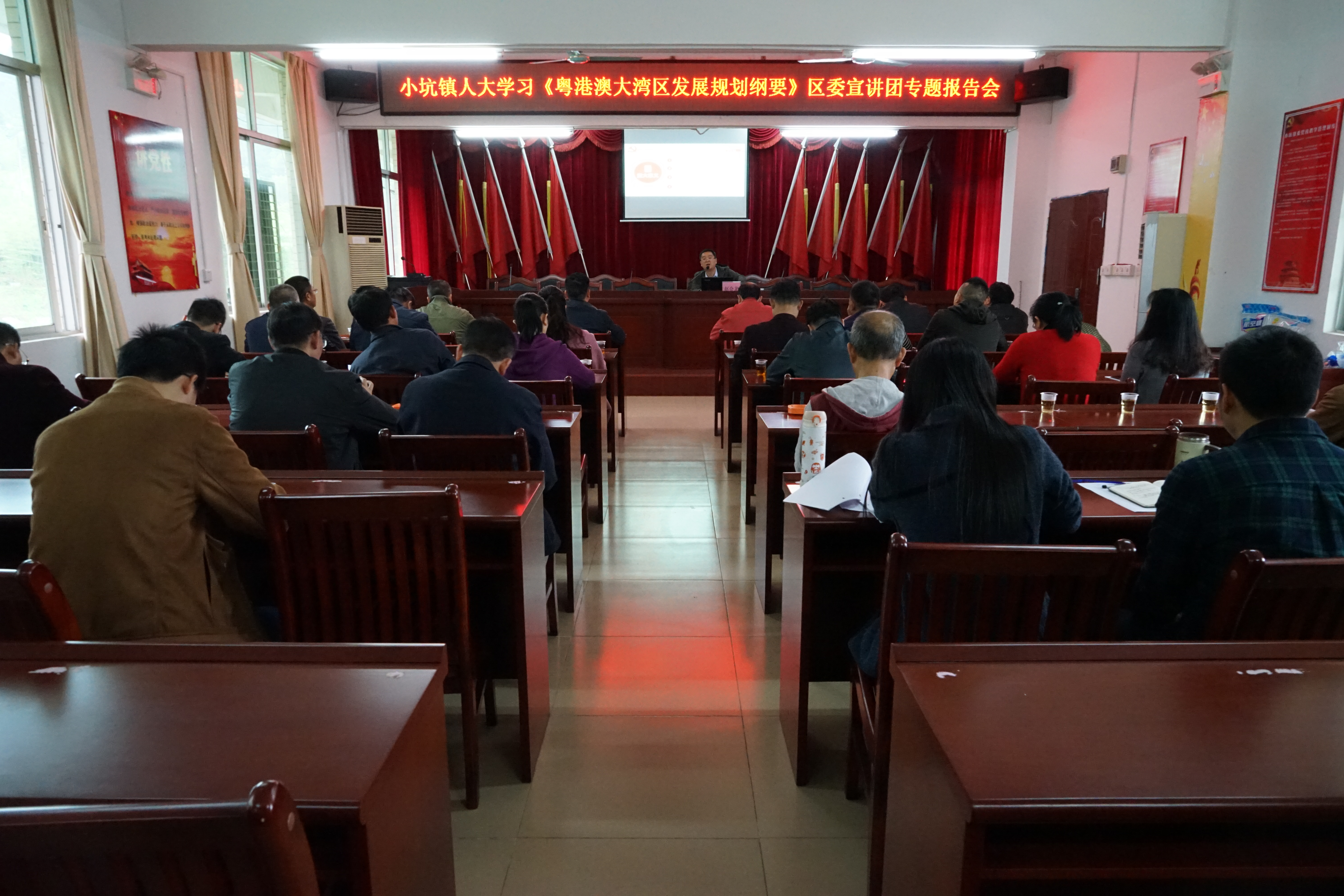 (通讯员:丘文敏联络电话:6596173)2019年4月12日小坑镇人民政府会后